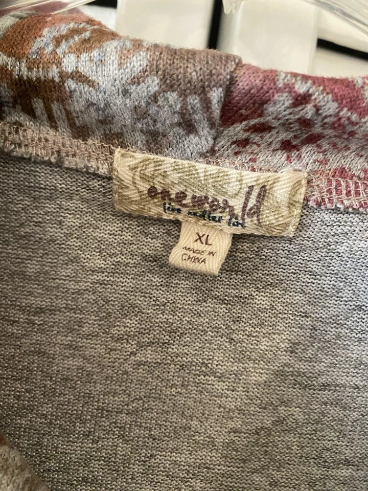 Suéter túnica cuello capucha estampado festivo champán talla XL gris bolsillos One World Foto 3 de 4