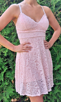 Wunderschönes Sommerkleid aus einem Stoff aus Blumen-Spitze, Farbe Rosa, Größe S