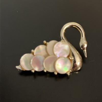 Beautiful Brooch Pin Figural Swan Bird Gold Tone Mother Of Pearl