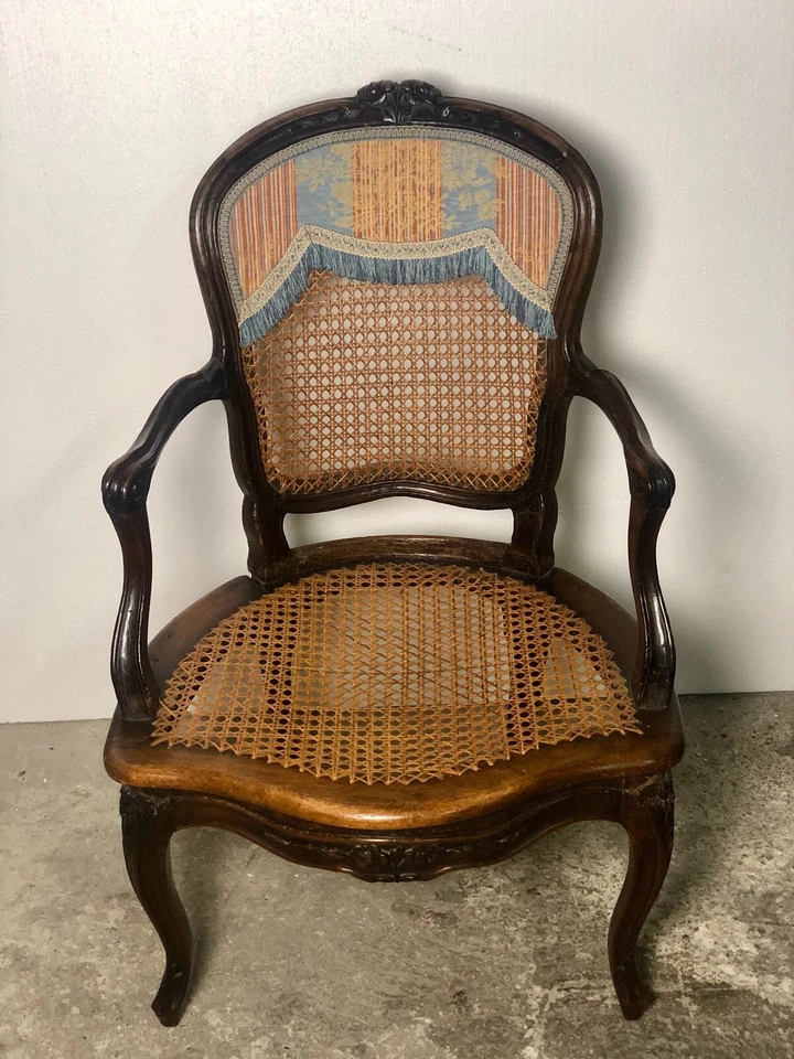 Fauteuils cabriolet (la paire) époque Louis XV en noyer moulurés et cannés - Photo 4/4