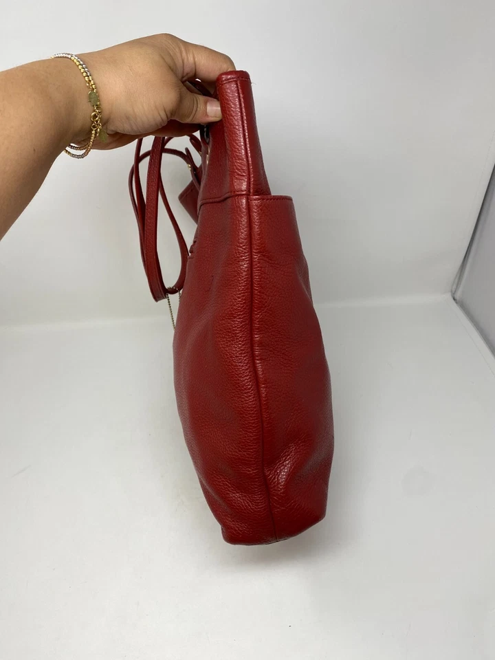 Bolsa tote Tommy Hilfiger vermelha couro macio pebbled azul marinho interior logotipo frontal - Imagem 4 de 4