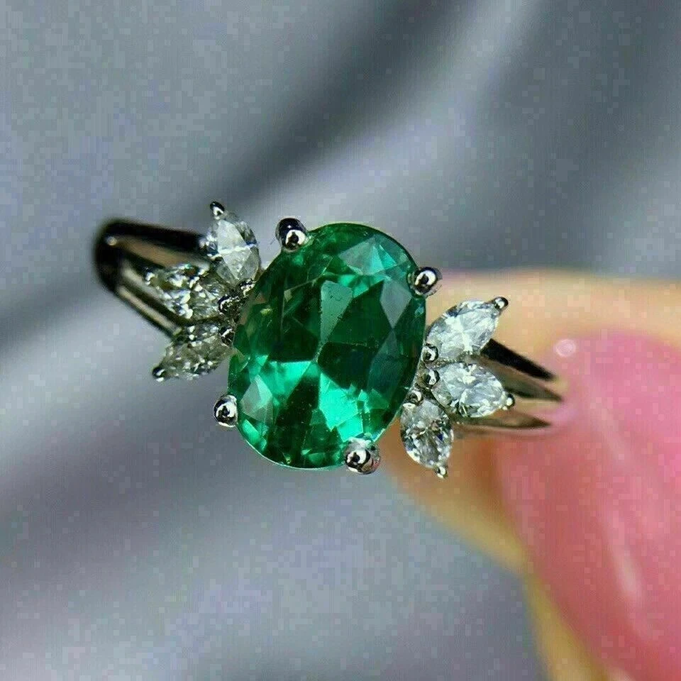 Alianza para mujer de esmeralda creada en laboratorio de corte ovalado de 2 quilates enchapada en oro blanco de 14 quilates Foto 3 de 4