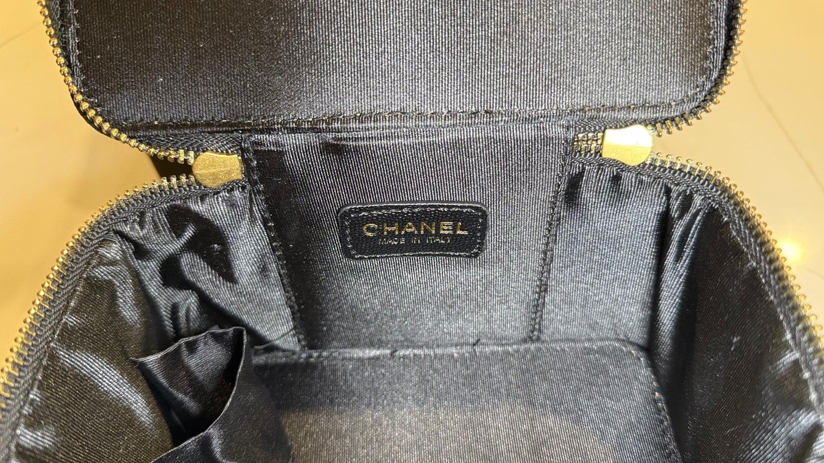 CHANEL MAKEUP Vanity Bag Quilted Gold Chain Handle Cosmetic Case