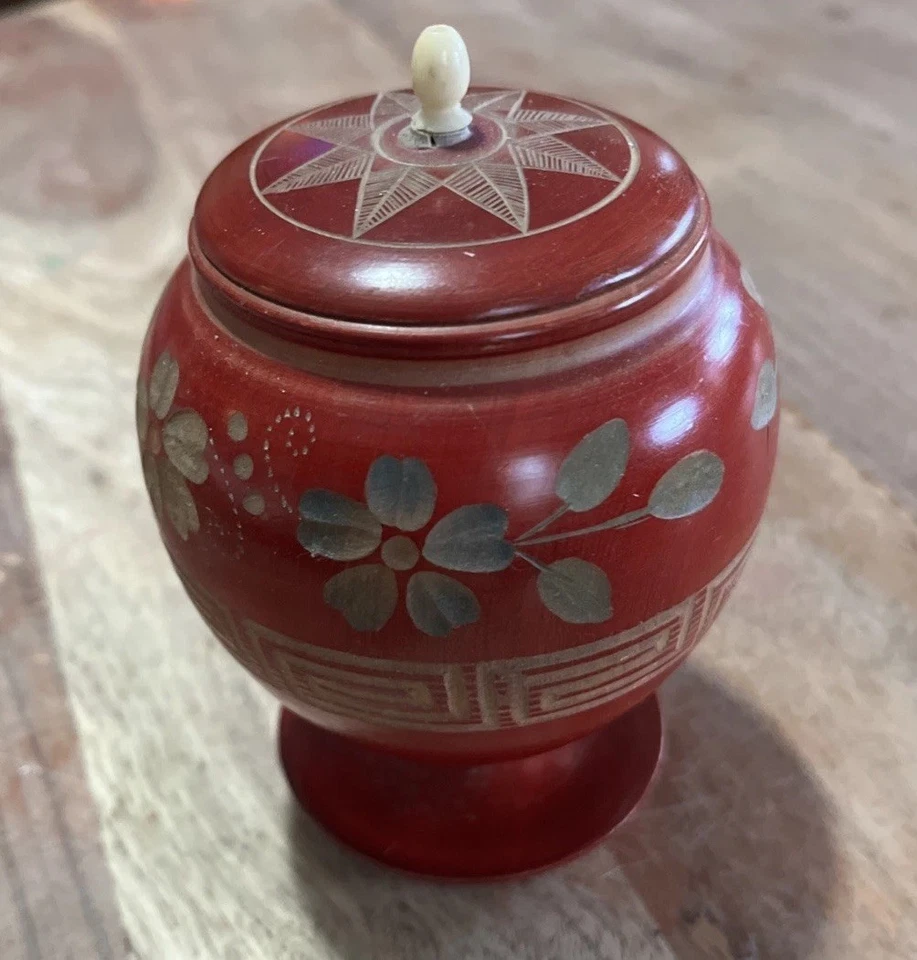 Contenedor de MADERA ROJA LACADA TALLADA con Tapa Flores Hojas Oriental Torneado Foto 2 de 4