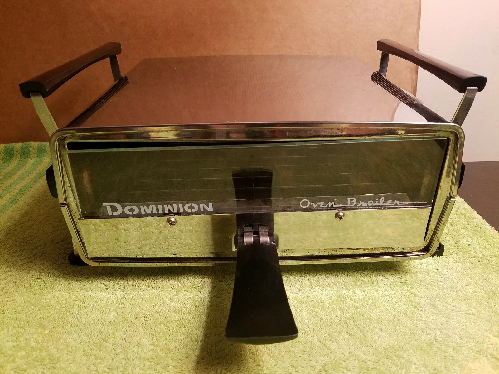 VINTAGE DOMINION 2520 OVEN/BROILER TESTED AND WORKING.
