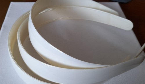 3 NEUE KUNSTSTOFF 25 MM BREIT ELFENBEINFARBENES STIRNBAND MIT GRIFFZÄHNEN -