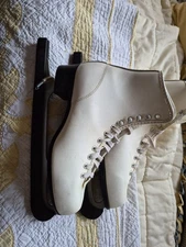 Ladies Ice Skates  Sz9 Vinyl  W Blade Covers