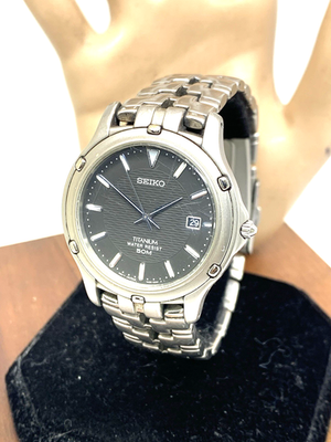 Seiko Men's Watch 7N32-0069 Quartz Gray Dial Date Titanium 36mm