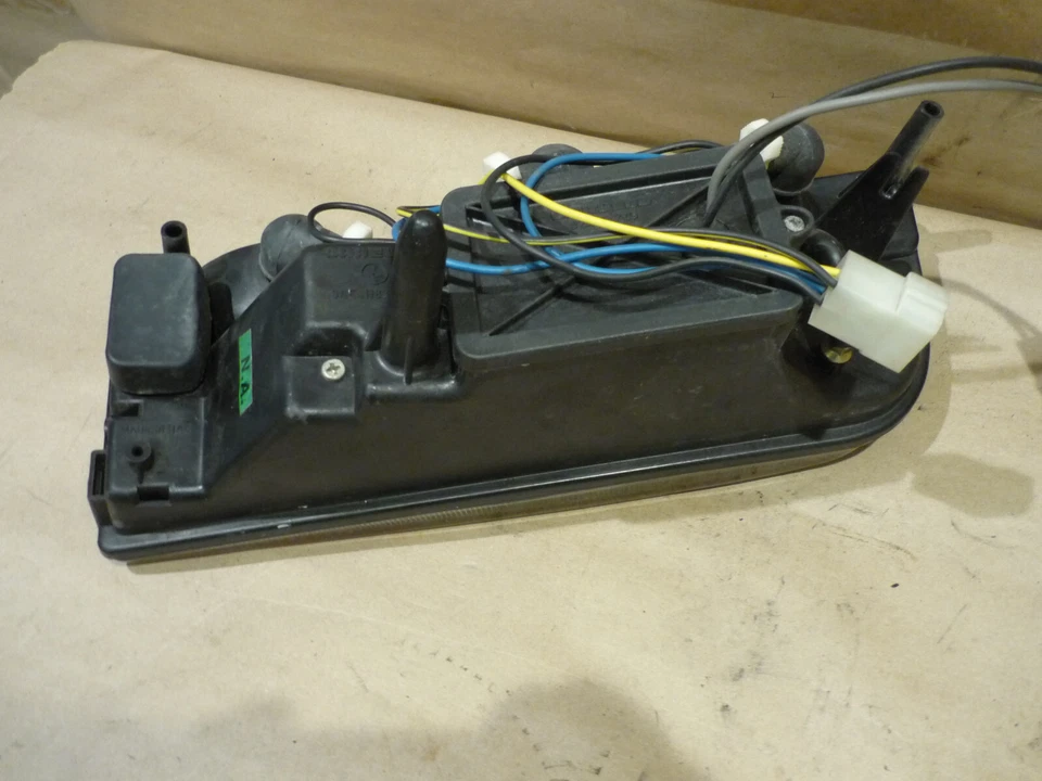 Ferrari Testarossa RH Front Fog & Indicator Light P/N 61652300 - Image 4 of 4