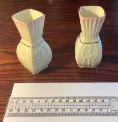 Traditionelle Vintage irische (handgefertigte) Belleek Porzellan Knospenvasen. (Paar).