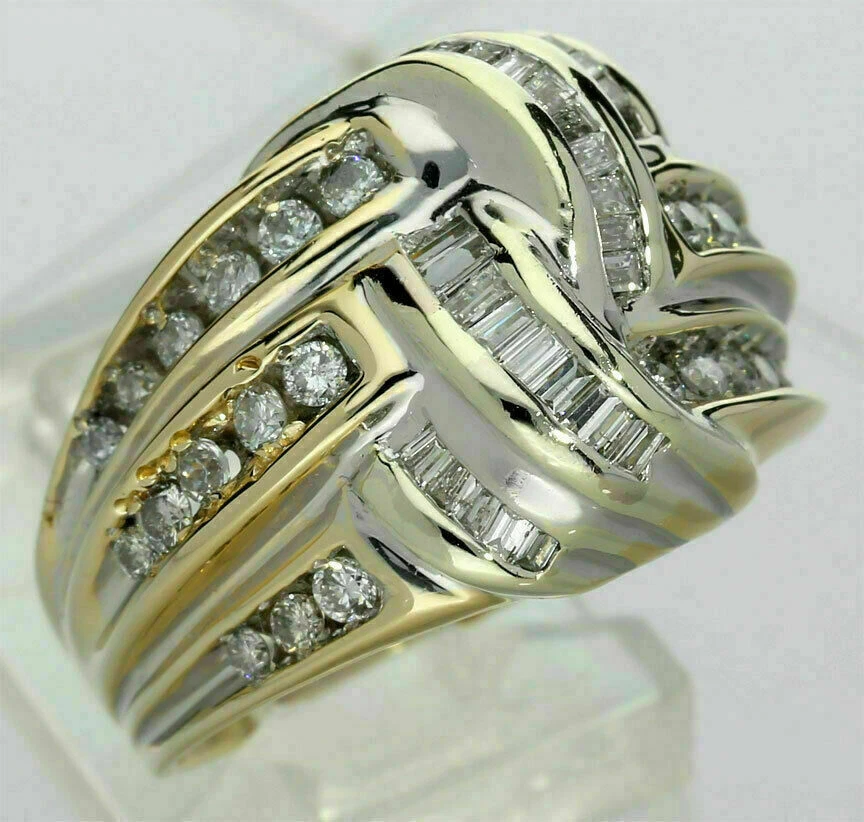 Anillo de compromiso redondo de 2 quilates con racimo de diamantes creado en laboratorio baguette acabado en oro de 14 k Foto 2 de 4
