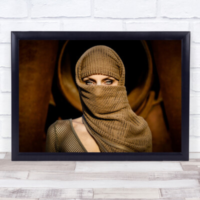 Augen Portrait Schal Gesicht Verstecken Schüchterne Frau Modell Blick Netz Wandkunstdruck