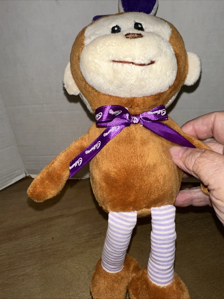 "Felpa de mono huevo Cadbury de 10"" con orejas de conejo sin caramelo" Foto 3 de 4