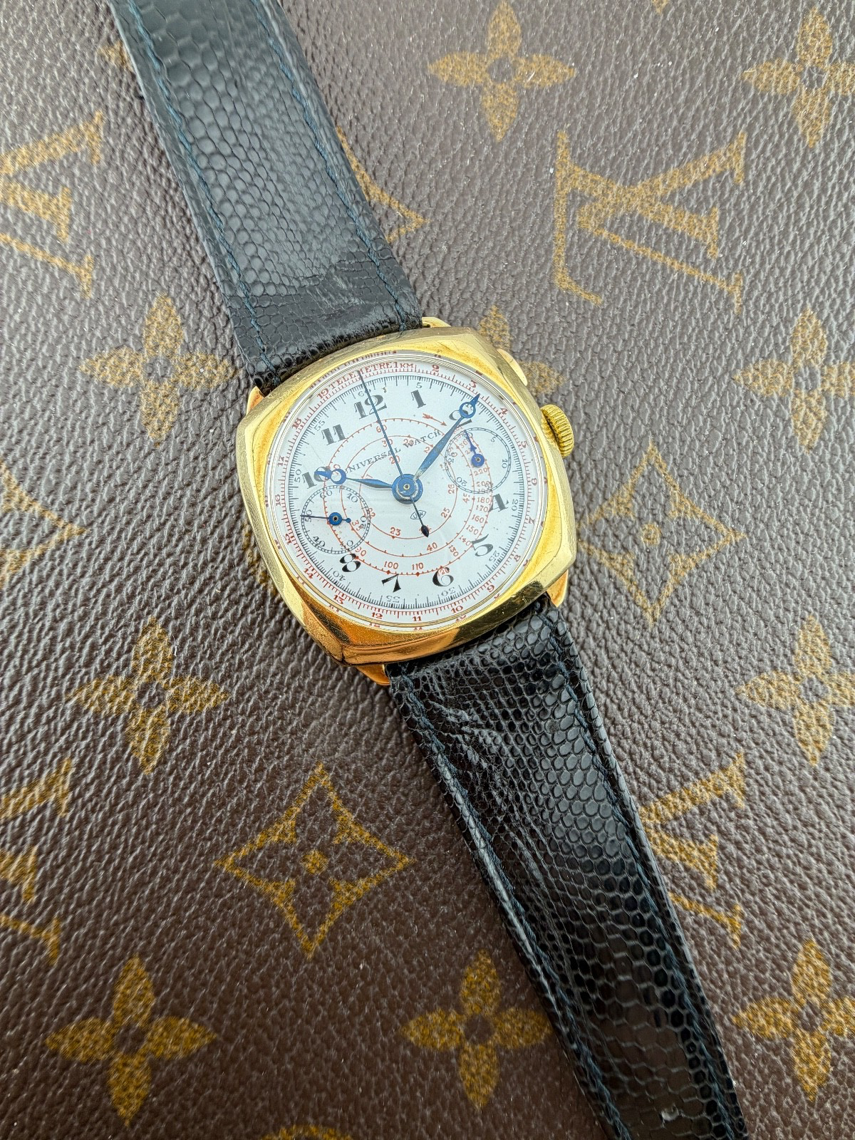 Universal Genève Chronograph Monopuscher Gold Case 18KT Porcelain Dial Rare