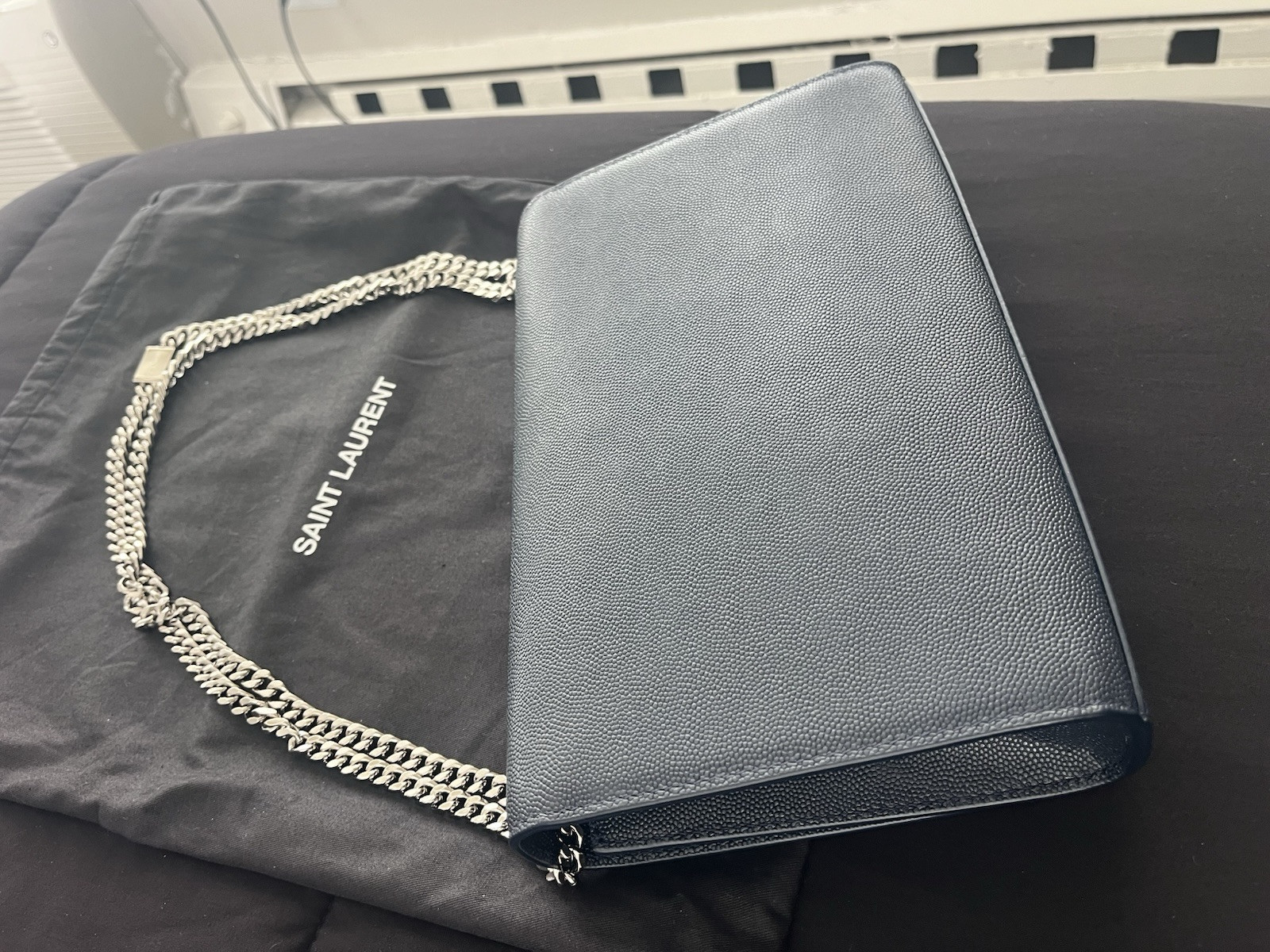 Borsa a tracolla media YSL Saint Laurent Kate in pelle granulata Navy