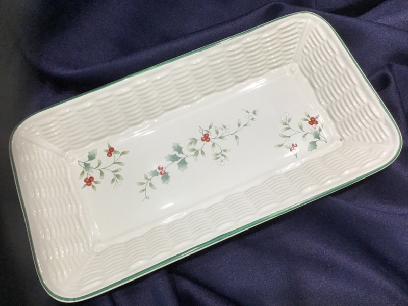 PFALTZGRAFF WINTERBERRY basketweave BREAD BASKET tray made in USA! EXCELLENT!