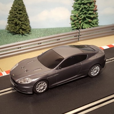 Scalextric 1:32 Auto - hellgrau Aston Martin DBS James Bond #GWM