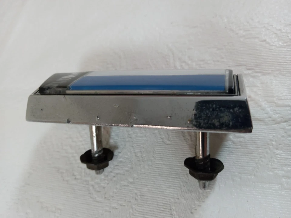 Chevrolet Camaro 1974 emblema de ornamento de parrilla 341055 MDC 3 Foto 3 de 4