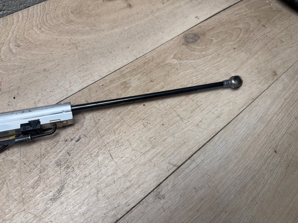 宝马 650 640 M6 原始设备制造商可转换后部左折叠顶部车厢液压 CYLINDER — 第 3/4 张图片