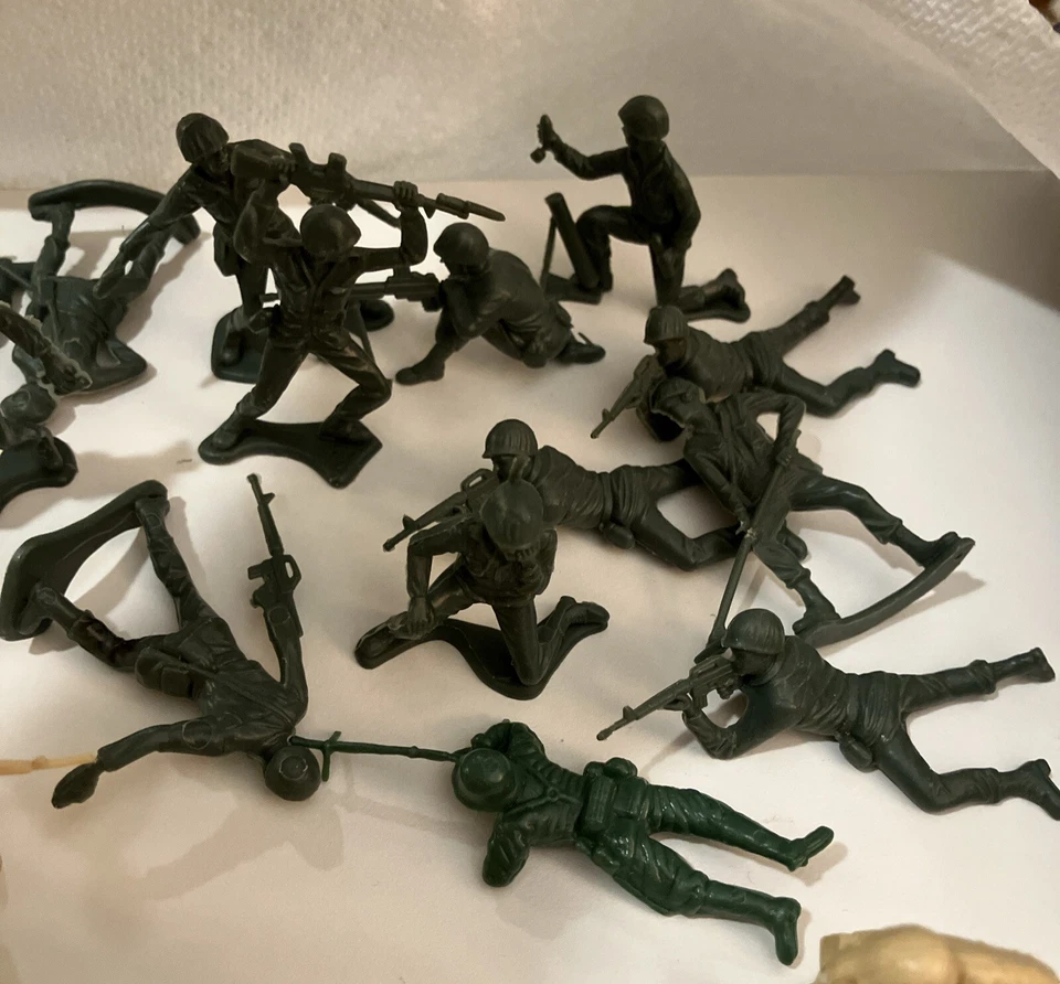 Soldados de juguete de plástico verde y tostado de 2" del ejército para hombres, lote de 30 hombres USADOS Foto 4 de 4