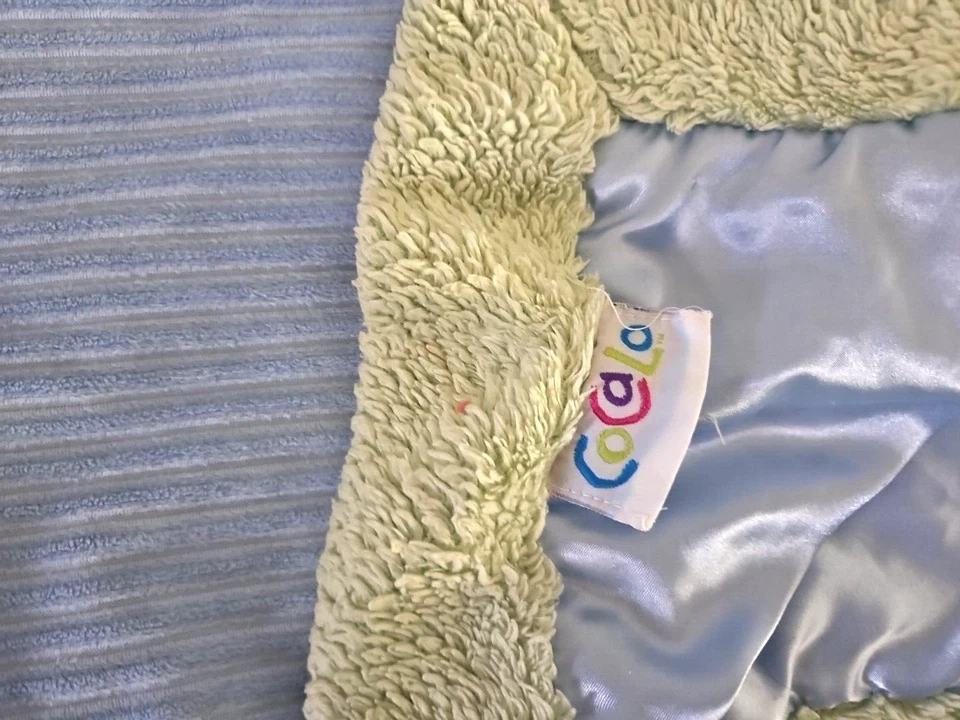 Cobertor de bebê Cocalo azul veludo verde acabamento peludo cetim costas bebês R us - Imagem 2 de 4