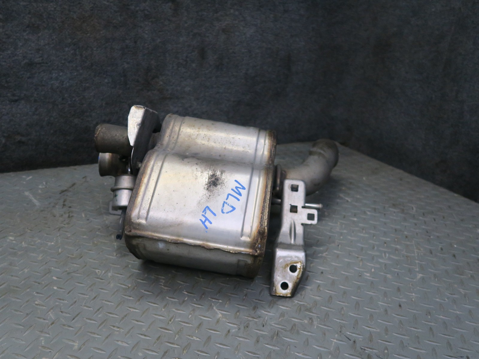 2017-2020 MASERATI LEVANTE M161 3.0L REAR LEFT EXHAUST MUFFLER 670101612