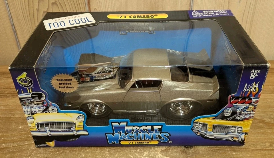 Muscle Machines 1/24 Scale '71 Camaro Diecast Silver w/ Black Stripes New in Box - Image 2 of 4