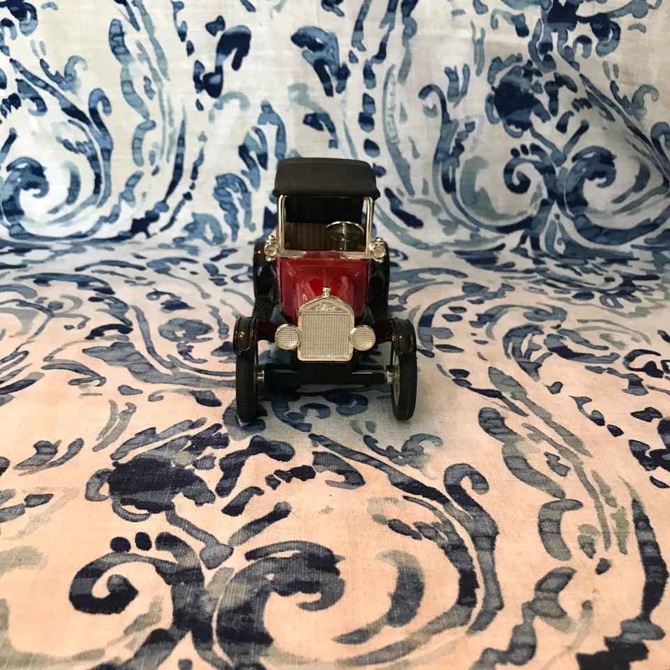 True Value 1918 Ford Model T Runabout Barrel 1/25 Scale Replica Coin Bank ERTL - Image 4 of 4
