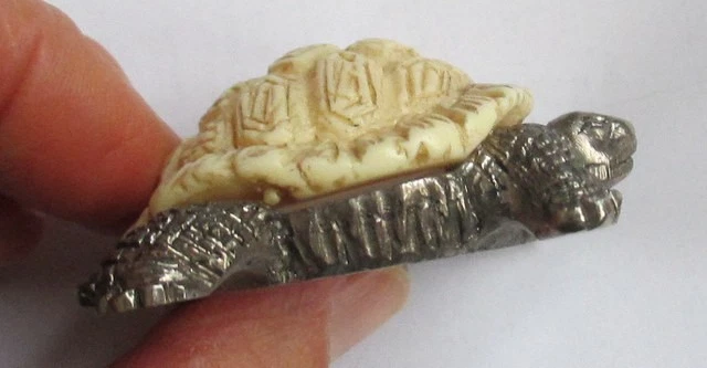 Ancienne Tortue coquille en  os  patte laiton recouverte de feuille argent  - Photo 4/4