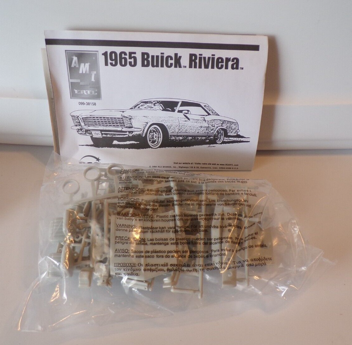 LOOK AMT / ERTL 1965 BUICK RIVIERA CAR 1/25 SCALE MODEL KIT