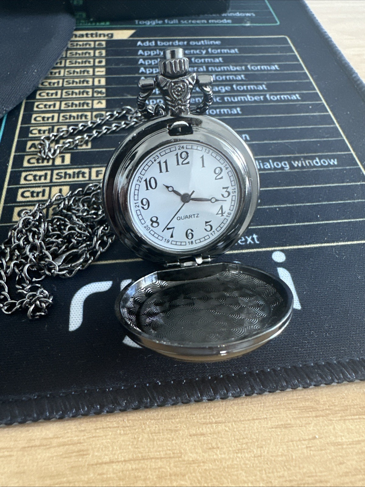 Stylish Wristwatch for Men and Women - Trendy Timepiece-image