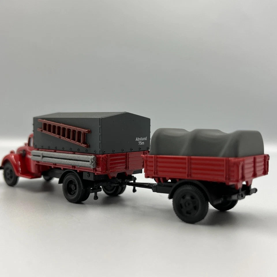 Camión de bomberos Ford 3000 con remolque escala 1/87 (H0) Foto 2 de 4