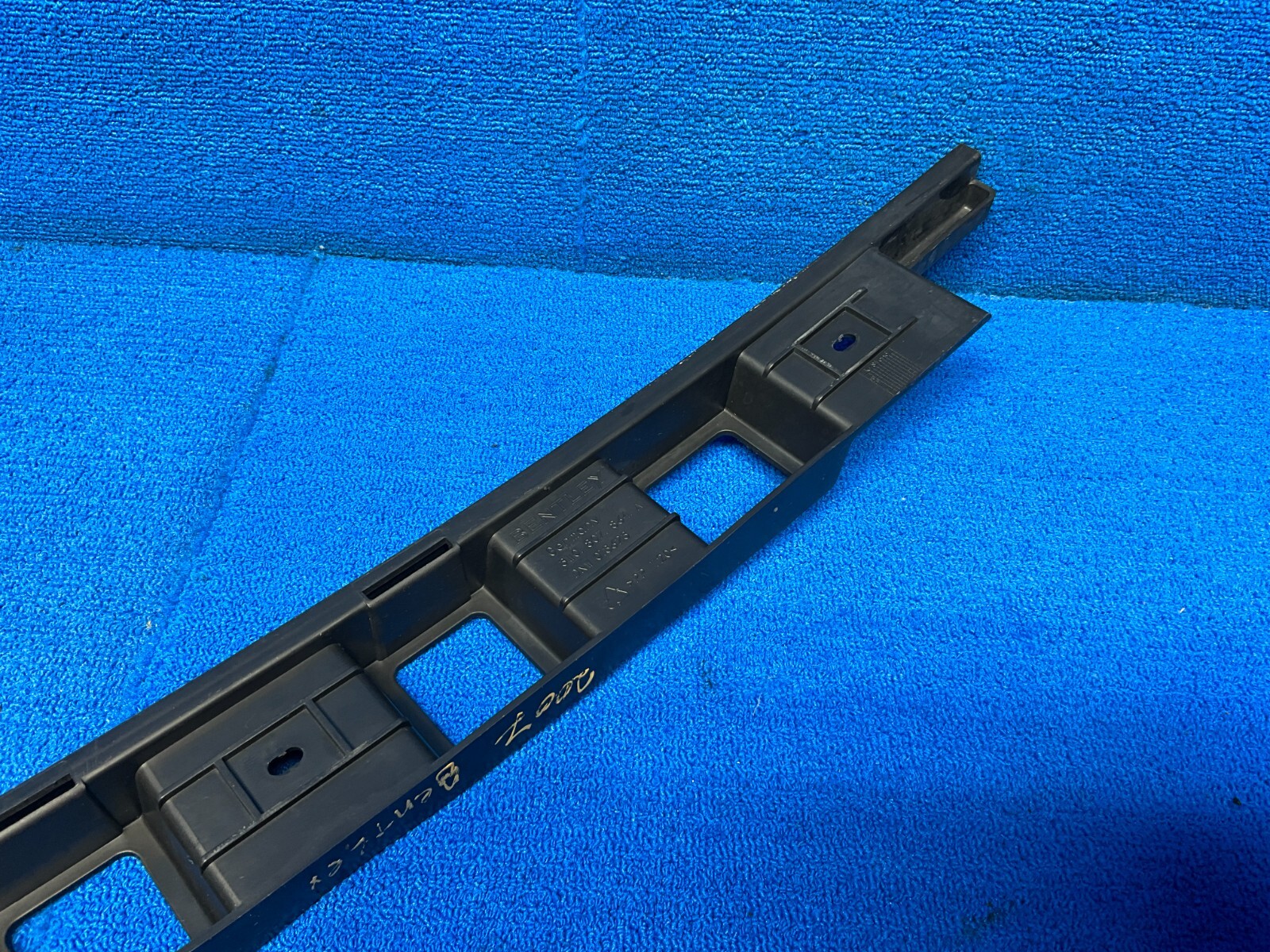 2005 - 2010 BENTLEY CONTINENTAL GTC REAR CENTE BUMPER HOLDER SUPPORT BRACKET OEM