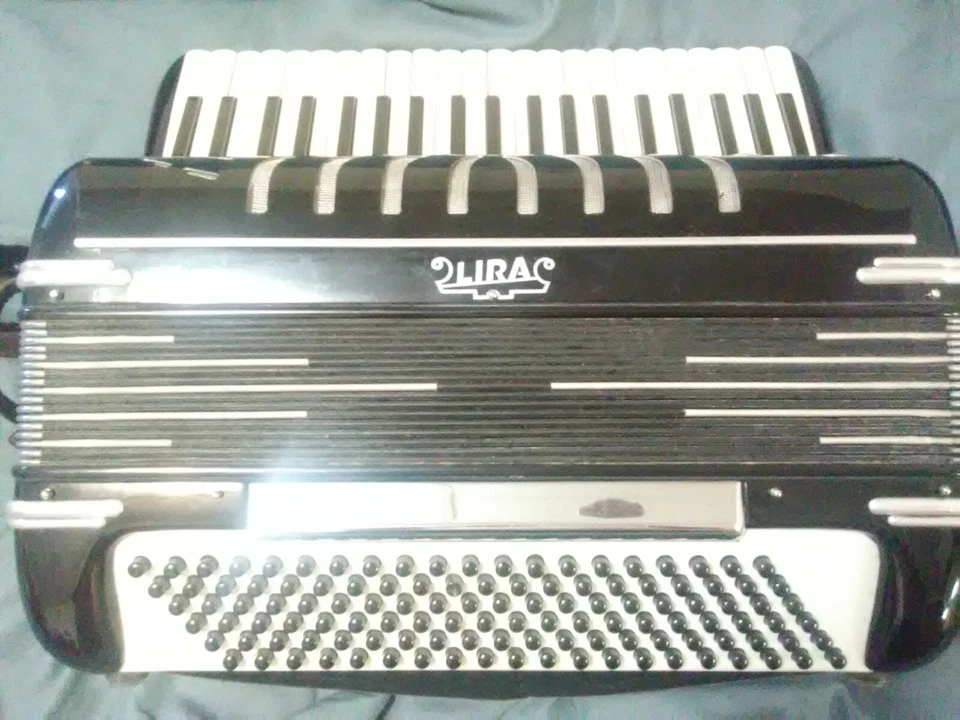 Lira Model 20 Vtg Accordion / No Case - Image 2 of 4