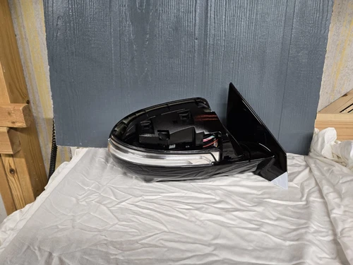 New OEM 2016-2020 Kia Sorento Right Door Rear view Mirror With Camera Black