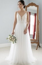 Sleeveless V Neck Lace A-Line White Tulle Wedding Dress