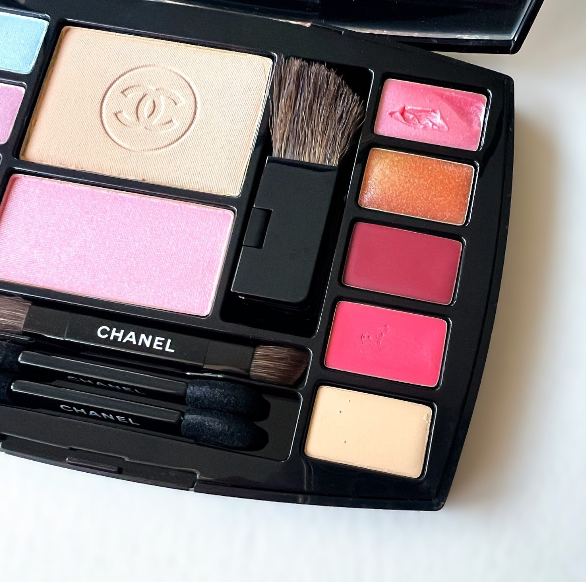 CHANEL Travel Makeup Palette Altitude - Essentials With 4 Brushes