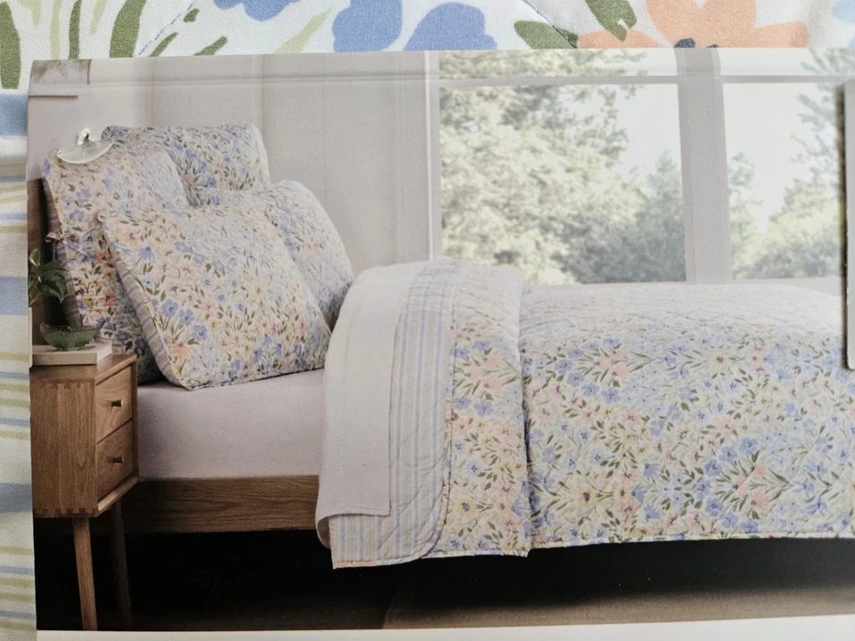 NIP Cynthia Rowley Reversible Multi- Color Floral King Quilt Set 3pc Stripes - Image 3 of 4