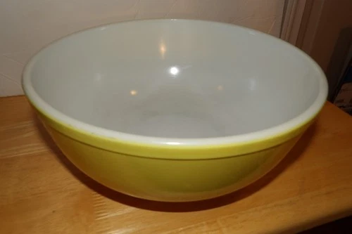 Yellow Pyrex mixing Nesting Bowl #404 Very Good Condition 4 quart