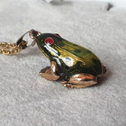 Anhänger Charm - Zinn Emaille Frosch - vergoldet - versteckte Schätze von Arora