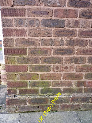 Foto 6x4 OS Benchmark - Bushbury, 42 Primrose Avenue Fordhouses An OS cu c2016