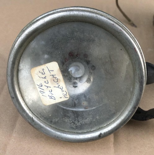 Lámpara de luz de bicicleta Old Sol lente trasera roja caja de batería de 6 V cabezal de bicicleta de colección 1916 - Imagen 2 de 13