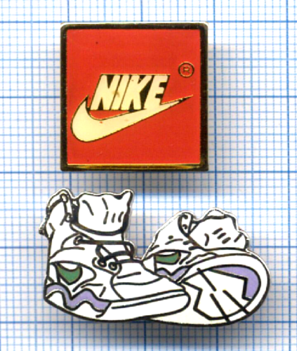Lot of 2 pin's / BASKETBALL SHOES sneakers + NIKE SPORTWEAR logo sportswear - Picture 1 of 2