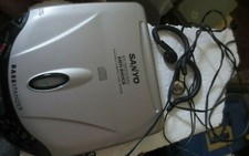 Sanyo CDP-750 Portable CD Player with Earphones Buds Works Digital Display
