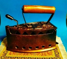 791-Antico Ferro Da Stiro a Carbone  in ghisa primi '900 bronzato