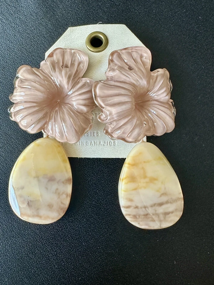 Pendientes colgantes de flores de resina Anthropologie Foto 4 de 4