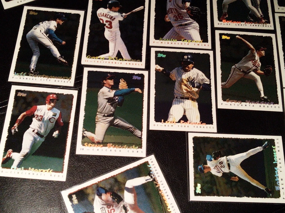 MLB TOPPS 32 Card Lot 1995 TOPPS CYBER STATS Hologram 32 Card BASEBALL CARD LOT - Image 2 of 4