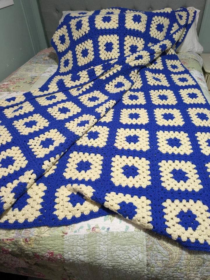 Vintage Hecho a Mano King Talla 90 X 100 Azul Y Blanco Lana Abuela Cuadrada Afgana Foto 3 de 3