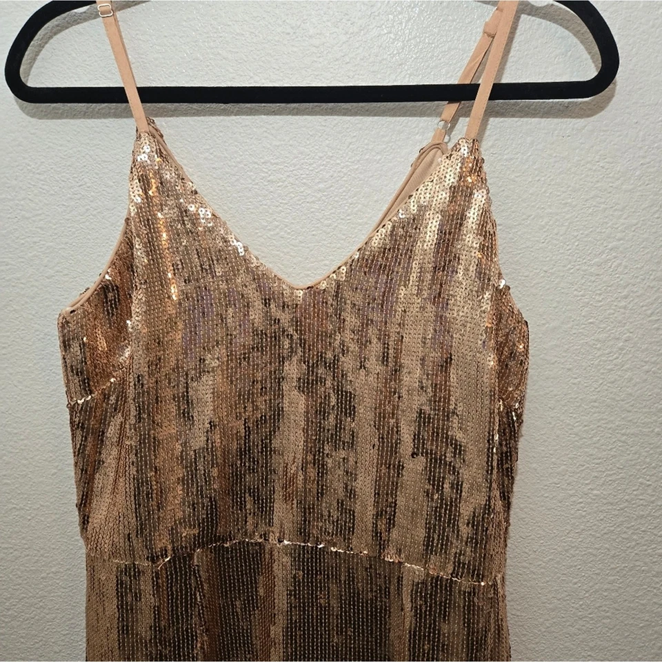 Vestido midi mediano con flecos de lentejuelas doradas Lulus Foto 3 de 4