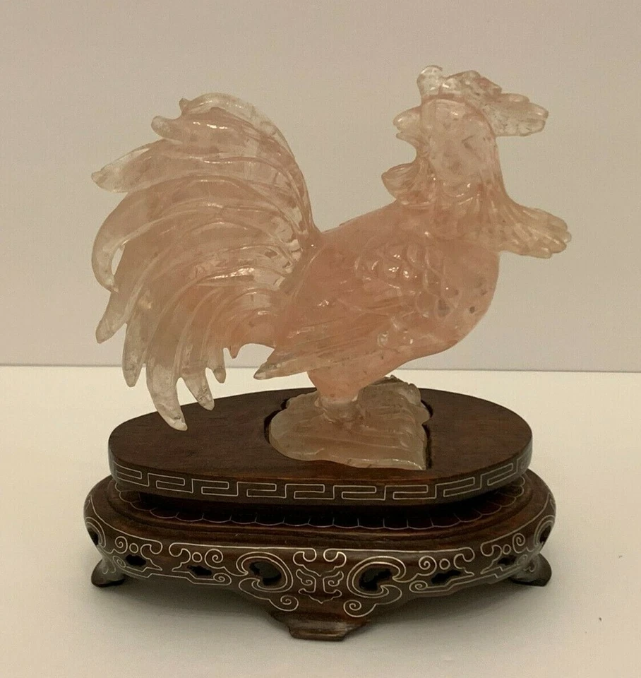 Antigua escultura china tallada de gallo de cuarzo rosa sobre base de madera Foto 3 de 4
